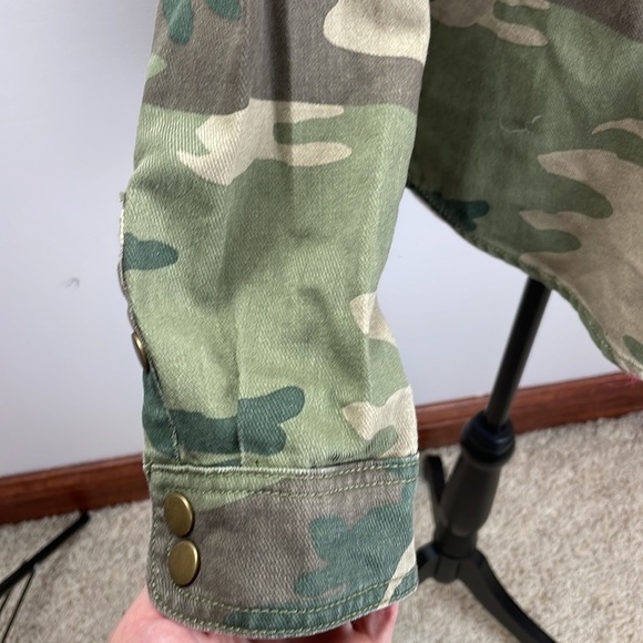 NWT Forever 21 Camo Jacket SZ S Lightweight Full Metal Button Down - Picture 5 of 11